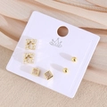 Lot de trois paires de boucles d'oreilles dorées avec zircons sur support carte - Carré (EO12-9)