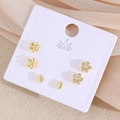 Trois paires de boucles d'oreilles fleurs et feuilles dorées avec zircons sur carte - Fleur (EO12-10)