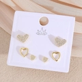 6-teiliges Set Herz-Ohrstecker mit Kristallen und Perlen auf weißem Schmuckdisplay - Herz Stil (EP02-8)