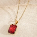 Elegante Goldhalskette mit rechteckigem rotem Edelstein-Anhänger an einer Gliederkette - Wassertropfen Halskette / Rot