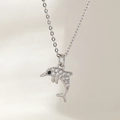 Collana con ciondolo a delfino lucido decorata con pietre di zircone scintillanti - Delfino (NAA11-5)