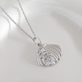 Collana con ciondolo a conchiglia argento e zirconi brillanti su piatto bianco - Conchiglia (NAB03-1)