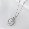 Elegante collana a conchiglia placcata in oro con pietre lucide su seta bianca morbida - Conchiglia (NAB02-9)
