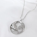 Collana con delfino argento, pendente a cerchio e pietre di zirconia luccicanti - Delfino (NAA07-1)
