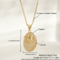 Collana tartaruga placcata oro con pavé di zirconi lucidi su sfondo bianco testurizzato - Tartaruga Marina Placcata Oro (NAA07-6)
