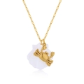 Goldene Halskette mit detailliertem Goldkrabben-Anhänger auf einer weißen Muschel - Halskette (Inklusive Kette und Anhänger) / Gold-Krabbe (NAC04-2)