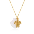 Goldene Ozean-Halskette mit detailliertem Schildkröten- und weißem Muschelanhänger - Halskette (Inklusive Kette und Anhänger) / Gold-Meeresschildkröte (NAC04-4)
