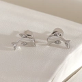Exquisite versilberte Delfin-Ohrstecker mit schimmernden Zirkoniasteinen besetzt - Springender Delfin Stil(ER04-6) / Silber