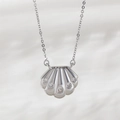 Elegante collana con ciondolo a conchiglia in finitura argento e cristalli lucenti - Conchiglia (NAA10-7)