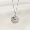 Squisita collana con ciondolo a loto in argento con petali a strati e centro in cristallo - Fiore (NAA09-9)