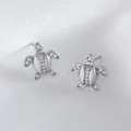 Silberfarbene Schildkröten-Ohrstecker mit Zirkonia-Steinen auf weißer Seide - Glänzende Schildkröte Stil(ER02-4) / Silber