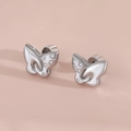 Detailansicht silberner Schmetterling Ohrstecker mit funkelnden weißen Zirkonia - Schmetterling Stil(ER03-8) / Silber