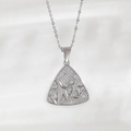 Dettaglio macro di una collana d'argento con stella marina e zirconi scintillanti - Stella Marina (NAA08-1)