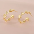 Élégantes boucles d'oreilles créoles papillon dorées en forme de C avec texture métal - 2,6cm Papillon Plaqué Or ER11-10