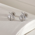 Charmante Marienkäfer-Ohrstecker aus Silber mit Zirkonia-Kristallen auf weißem Lederhintergrund - Marienkäfer Stil(ER04-2) / Silber
