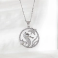 Collana con ciondolo a forma di cavalluccio marino in argento e zirconi su seta bianca - Cavalluccio Marino (NAA08-3)