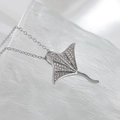 Collana con ciondolo a forma di razza in argento con zirconi lucidi su catena in argento - Mantarraya (NAA07-5)