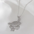 Collana tartaruga madre e figlio in argento con zirconi incastonati su sfondo di raso - Tartaruga (NAA07-3)