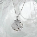 Collana con ciondolo a conchiglia e stella marina in argento con perle bianche e zirconi - Conchiglia (NAB01-3)