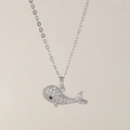 Collana con ciondolo a forma di balena e zirconi cubici su catena a O color argento - Balena (NAA11-1)