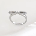 Eleganter silberner Schleifenring mit funkelnden Zirkoniasteinen im Doppelschleifen-Design - US 7 / Silber