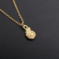 Collana con ciondolo a conchiglia nautilus dorata con finitura lucida su sfondo nero - Stile Conchiglia Placcata Oro (NG02-1)
