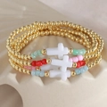 Dreiteiliges goldenes Perlenarmband-Set mit bunten Perlen und weißem Kreuzanhänger - 4mm Kreuzarmband Stapel