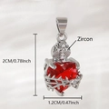 Gothische koperen vergulde hanger met grote rode hart-zirkonia en doornen metaal accenten - Doornenhand die hart vasthoudt (NAC12-8) / 2x1.2cm (Zonder Ketting) / Witgoud
