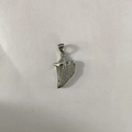 Silberner Muschel-Anhänger mit weißen Zirkonia-Steinen und Rippentextur für DIY-Schmuck - Schnecke (NAA12-5) / Silber