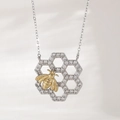 Silberner Bienenwaben-Anhänger mit Zirkonia-Besatz und einer kleinen goldenen Biene - Halskette (Kette + Anhänger) / Platiniert 2.7cm Bienenwaben-Bienen-Stil (NAF11-5)