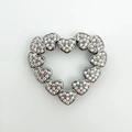 Silberner hohler Herzanhänger aus elf kleinen Zirkonia-Herzen in einer Ringform - Silber Strass Hohl Gliedherzen Stil (NA05-2)