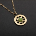 Collier boussole plaqué or 18k avec pierre précieuse verte centrale sur chaîne fine O - Navigation Boussole (NJ06-2)