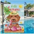 Dettaglio della bandiera da giardino estiva con cane e ciambella fenicottero vicino alla piscina - Cane Estate (HYQ96-10)