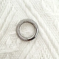 Ciondolo rotondo argentato con cristalli pavé su sfondo in maglia bianca morbida - Anello Placcato Argento 2cm (NAC06-4)
