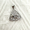 Ciondolo triangolare argento con motivo a stella marina e zirconi cubici incastonati - Triangolo Placcato Argento 2.1cm (NAA08-1)
