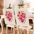 Detalle de dos fundas para sillas beige con globos de corazón en un ambiente acogedor - Estilo Corazón Globo (TYTDR105-1) / 49x58cm