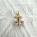 Goldener Kirsch-Anhänger mit klaren Kristallen und Diamantblatt auf weißem Stoff - 1.5*1.2cm Kirsch-Stil (NAC10-4)