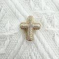 Goldener Kreuzanhänger mit klaren Zirkonia-Steinen auf weißem Strickhintergrund - 2.1*1.7cm Kreuz Stil (NAD12-4)
