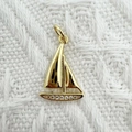 Vergoldeter Segelschiff-Anhänger mit Zirkonia-Akzenten auf weißem gewebtem Hintergrund - 2.2*1.5cm Segelboot Stil (NAB01-6)