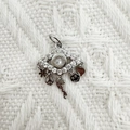 Silberner Augenanhänger mit Zirkonia und baumelnden Anhängern auf weißem Strickhintergrund - 2*1.7cm Böser Blick Stil (NAB02-3)