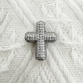 Silberner Kreuzanhänger mit Zirkonia-Mikropavé auf weißem Strickhintergrund - 2.1*1.7cm Kreuz Stil (NAD12-7)