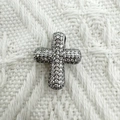 Versilberter Kreuzanhänger mit funkelnden Zirkonia-Steinen in einer Mikro-Pavé-Fassung - 2.5*2.1cm Kreuz Stil (NAD12-6)