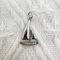 Silberner Segelschiff-Anhänger mit Zirkonia-Steinen für DIY-Halsketten und Schmuck - 2.2*1.5cm Segelboot Stil (NAB01-7)