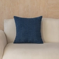 Dunkelblaue Kissenhülle mit Noppenstruktur auf einem hellen Sofa im Wohnzimmer - 40x40cm (Nur Bezug) / Marineblau