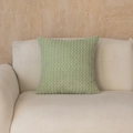 Salbeigrüner Kissenbezug mit Popcorn-Textur auf einem minimalistischen cremefarbenen Sofa - 40x40cm (Nur Bezug) / Matcha-Grün