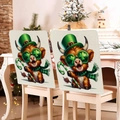 Housse de chaise Saint-Patrick avec motif de vache d'Écosse et trèfles verts de fête - Style Vache des Highlands avec Chapeau Vert et Lunettes (TYTDR117-1)