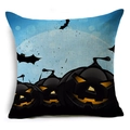 Dettaglio del copricuscino in lino per Halloween con zucche luminose e pipistrelli - Stile Sfondo Ciano Zucca Pipistrello Luna Piena (YMDW3-2)