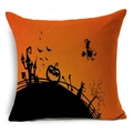 Dettaglio della fodera per cuscino Halloween arancione con sagome nere di strega e zucche - Castello della Strega (YMDW2-4)