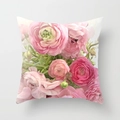 Kissenbezug aus Pfirsichhaut mit künstlerischem rosa Ranunkel-Blumendruck auf Weiß - 45x45 cm / Rosa Ranunkel Kunststil (DRD32-1)
