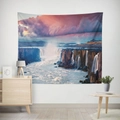 Détail d'une tapisserie murale forêt avec cascade à plusieurs niveaux et paysage de coucher - 95*73 / Cascade au Coucher du Soleil (WTG-24)
